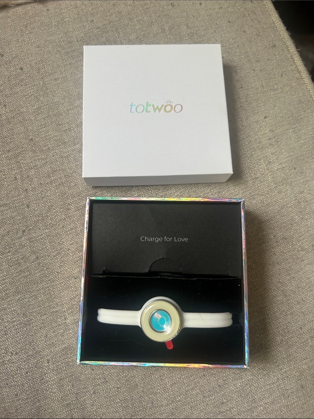 NEW in box Totwoo LOVE Smart Ring bracelet with Charger - White